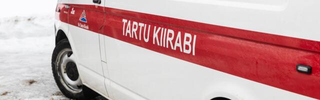 Päev liikluses_ juht sõitis vastu puud ja pages, jättes kaassõitjad kiirabi ootama