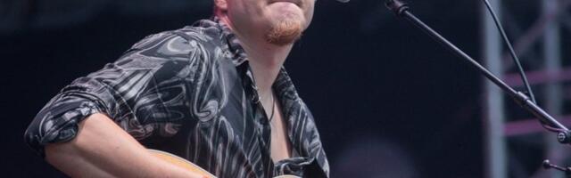 FOTO | Laulja Taavi Peterson sõitis autoga kraavi