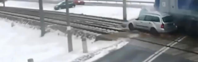 VIDEO: auto jäi Poolas korraga kahe rongi alla