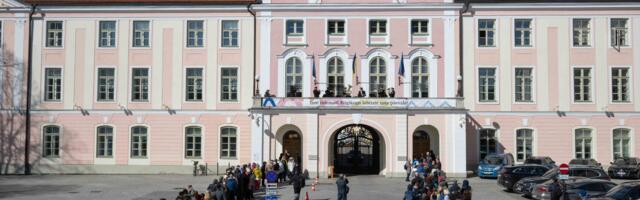 Парламент Естонії відвідало близько 5 000 людей.
