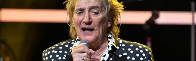 Rod Stewart tühistas kehva tervise tõttu kontserdi. Hiljem elas ta staadionil hoogsalt kaasa Šotimaa vutilahingule