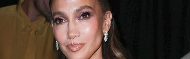 KUUM PILT | Sügav dekoltee! Jennifer Lopez püüdis Pariisis pilke sätendava pintsakuga