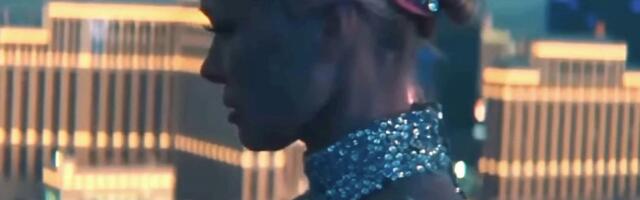 ARVUSTUS | Närtsinud sõutüdruku roll on Pamela Andersoni senise karjääri tipphetk