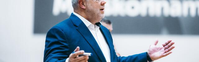 Центр упаковки викидає картон надоску. "Піп, якщо хочеш вдарити, вдар усередину..."