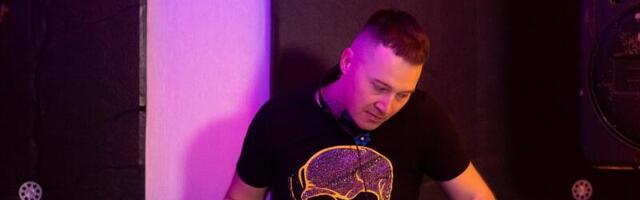 Музичний продюсер Мееліс Ескола був засуджений за зґвалтування.