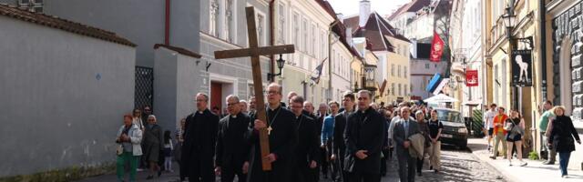 GALERII | Kristlased meenutasid ristikäiguga Jeesuse kannatusi