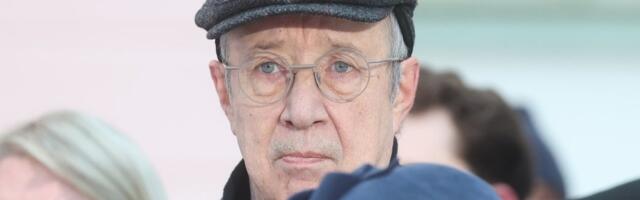 FOTOD | Toomas Hendrik Ilves tuli lipuheiskamisele uue kaaslannaga. Kas silmarõõm tuleb ka õhtusele vastuvõtule?