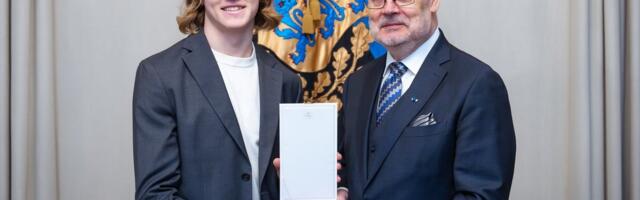 Alar Karis tunnustas olümpiahõbeda võitnud Henry Sildaru teenetemärgiga