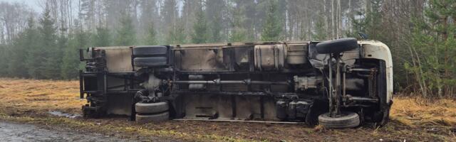 На Йыгевамаал з вантажу викинуло близько однієї тонни сірчаної кислоти.