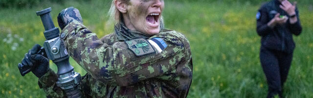 Vihm, väsimus ja visadus – Naiskodukaitse koormusmatk testis osalejate piire