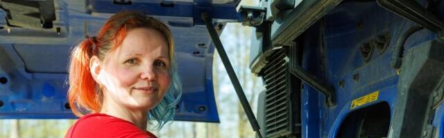 Йде на роботу: вона йде вздовж річки у піднятих штанах, у платті на собі.