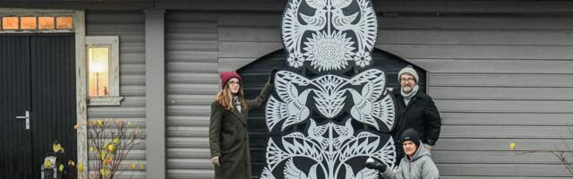 Voronja galerii fassaadil saab näha Ukraina kunstniku Viktoria Berezina loodud jõulukuuske „Elupuu“