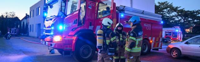 FOTOD | Viljandi põles kortermaja katus