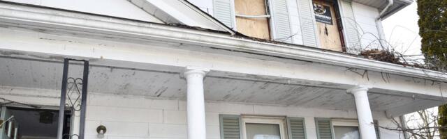 За словами США, її мачуха тримала її вдома протягом понад 20 років. Коли вона звільнилася, вона збавила трохи більше 30 кілограмів.