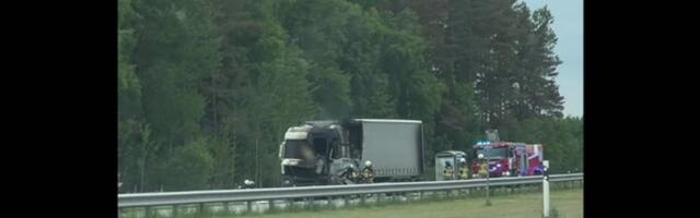 VIDEO | Jõelähtme külas süttis värvitooteid vedanud veoauto
