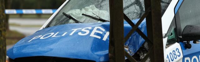 VIDEO ja FOTOD | Tallinnas sõitis politseibuss teelt välja vastu posti