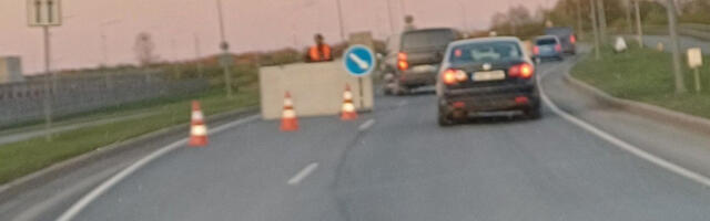 Тартус - ворота, і військові зупиняють автомобілі.