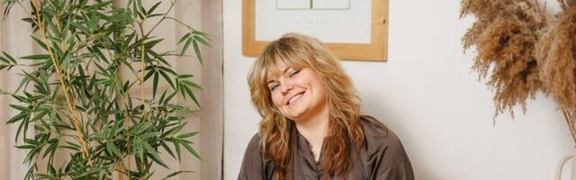 МАРІАННІ КАКСІКЕЛУ: "Вдень я стрижу волосся, а вночі пишу про кров і кохання!"