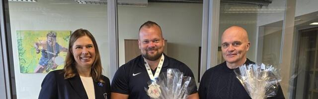 Переможець медалі у важелюванні, Март Сейм, отримав премію від НОК.