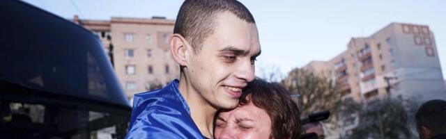 ВІДЕО | Колеса, радість і сльози щастя. Понад 200 українських військовополонених повернулися додому.