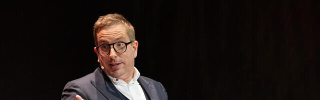 Перетлумачення тексту на українську мову: Петер Коппель: вітаю всіх, хто дозволив третину своїх грошей на рахунку "з'їсти" інфляцією.