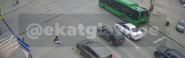 DELFI VOOG | Võimalik vaid Venemaal_ tõuksijuht sai autolt löögi ja kaotas püksid