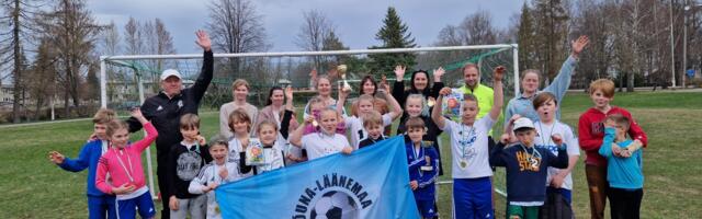 На поверхні грали діти на турнірі з футболу до Великодня.