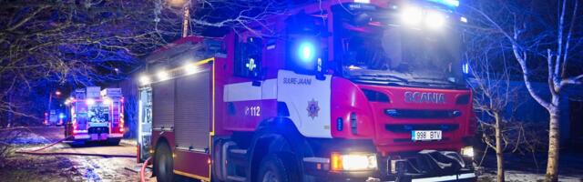 У місті Пярну на вулиці Ванапаргі горить промислова будівля.