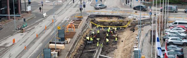 FOTOD | Tallinna südames on liiklussõlmed osaliselt üles kaevatud. Tööd kipuvad paari ootamatuse pärast venima