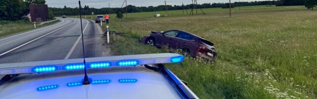 Päev liikluses_ joobes juht sõitis kraavi, toimus kaks kokkupõrget