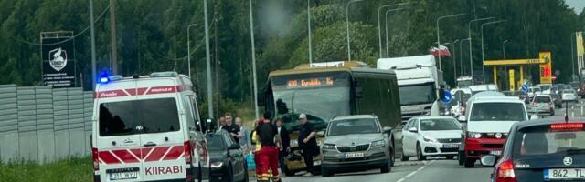 FOTOD | Біля Тарту сталася хвилююча аварія: автобус зіткнувся з легковим автомобілем