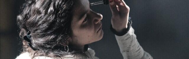 Triin Kauberi installatiivne lavastus uurib keha ja tehnoloogia vahelisi suhteid