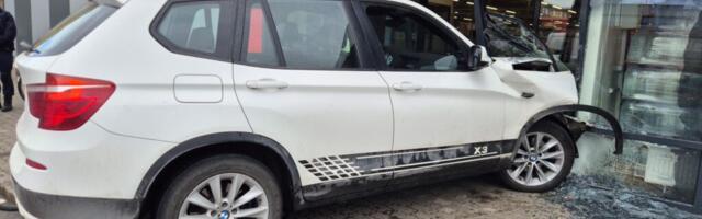 Auto sõitis cs Grossi poe sissepääsu – päästjad eemaldasid sõiduki