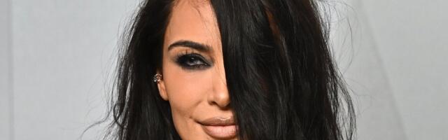 VIDEO | Stripparikontsi kandnud Kim Kardashian kukkus Oscarite järelpeol ümber