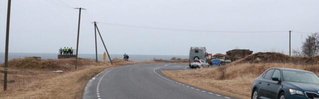 Šokk Keila-Joal: auto kukkus pangalt alla ja lõpetas poolenisti meres