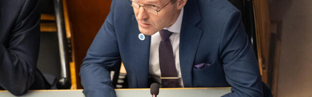 Мартін Хельме запитав у прем'єр-міністра, чи є тепер офіційною політикою уряду підтримка соціалізму, яку висловив міністр Йоллер.