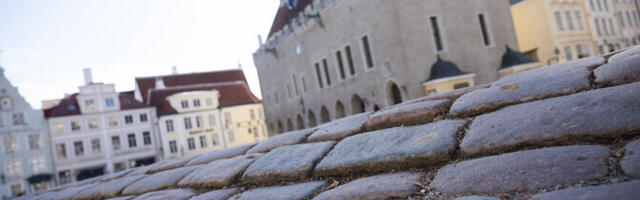 Fotod: Tallinna Raekoja platsile on tekkinud suured lained