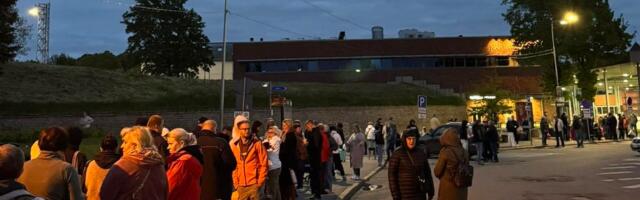 „Nad on ebaviisakad ja jultunud!“ Narva piiripunkti massiivses järjekorras äritsetakse kohtadega 