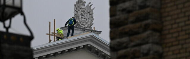 З фасаду Російського культурного центру в Таллінні зникає радянський герб.