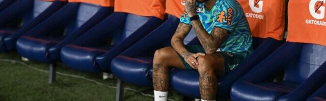 Neymar vaatab avamängu marokolastega kõrvalt