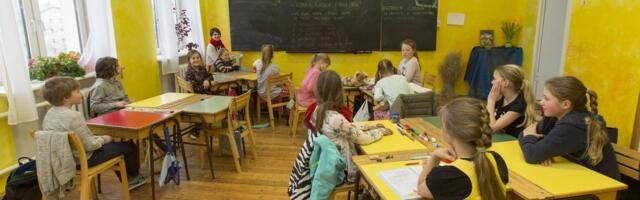 Kas pehmetest ja alternatiivse suunaga erakoolidest saavad lapsed piisavalt tugeva hariduse? Vaatame eksamitulemusi ja kogemusi