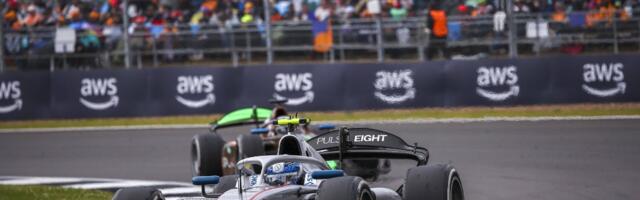 Шкода! Пол Арон, який почав з першої стартової позиції, в'їхав ззаду в суперника і зупинився: зруйнував свою гонку!