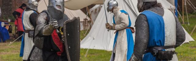 НЕДОПУСТИМО, АЛЕ ПРАВДА: чоловік напав на двох людей мечем і заключив їх у стодолу.