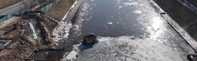 VIDEO | Maja ujub! Vilniuses viis tõusuvesi hoone minema