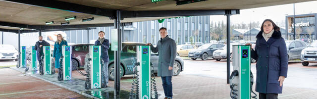 Tartus avati Eesti esimene katusega elektriautode laadimiskeskus