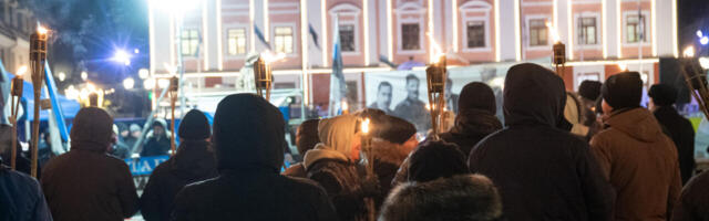 VAATA TÄISMAHUS: Tartu rahulepingu aastapäevale pühendatud tõrvikurongkäik ja kõnekoosolek