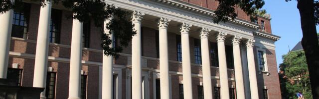 Гарвард подає в суд на адміністрацію Трампа.