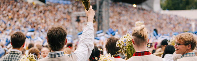У правилах фестивалю співу та танцю є як палкі прихильники, так і опоненти.