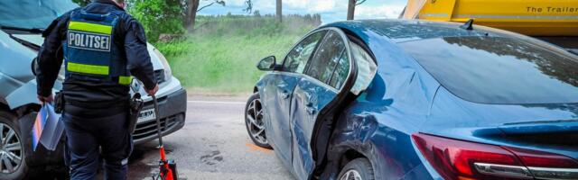 FOTOD JA VIDEO | Päev liikluses_ Viljandimaal põrkasid kokku kaks autot, haiglasse viidi kaks inimest
