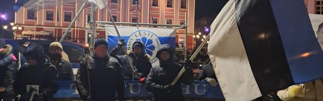 EKRE tähistas tõrvikurongkäiguga Tartu rahu aastapäeva